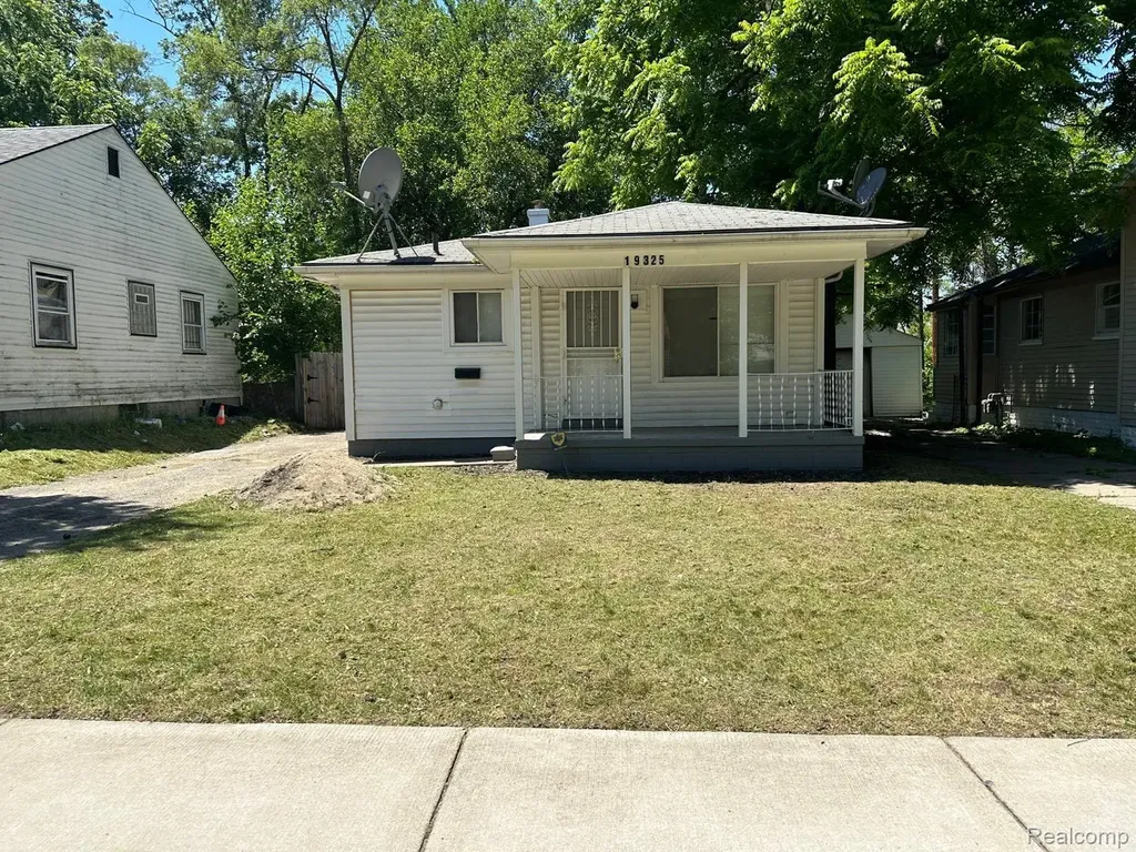 19325 Grandville Avenue Detroit City MI 48219