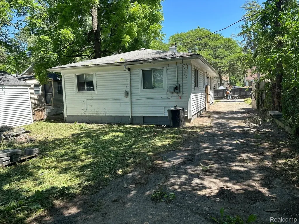 19325 Grandville Avenue Detroit City MI 48219