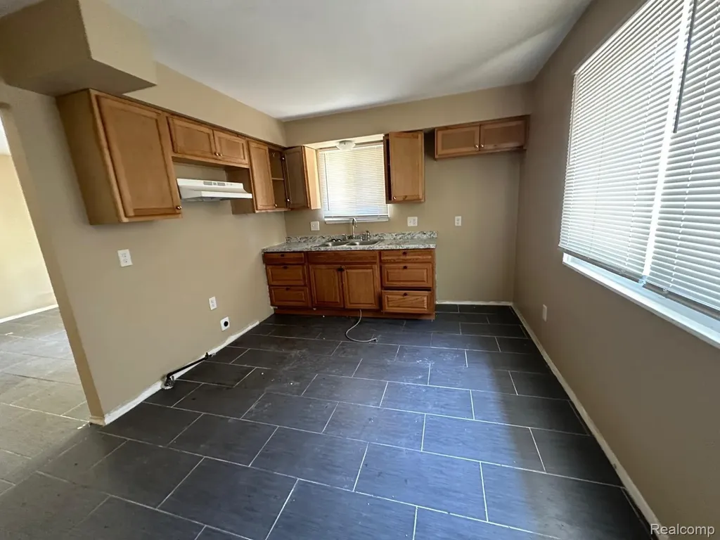 19325 Grandville Avenue Detroit City MI 48219
