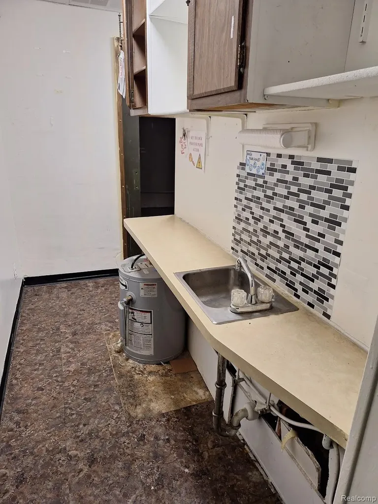 4512 Dixie Highway Waterford Charter Township MI 48329