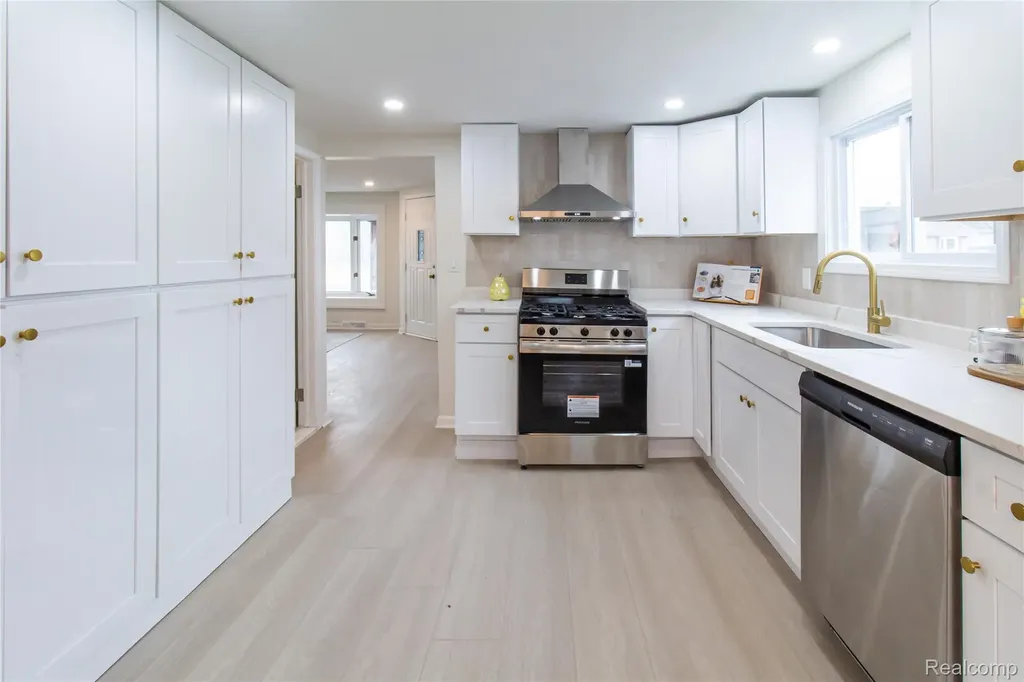 23106 Springbrook Drive Farmington Hills City MI 48336