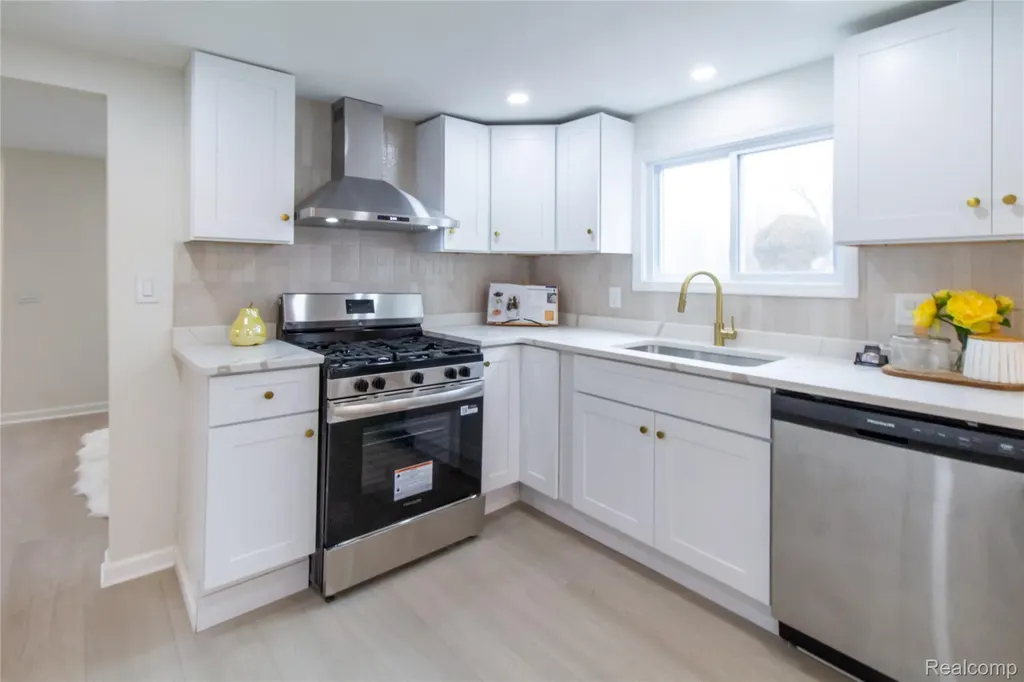 23106 Springbrook Drive Farmington Hills City MI 48336