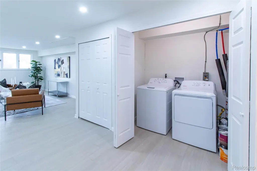 23106 Springbrook Drive Farmington Hills City MI 48336