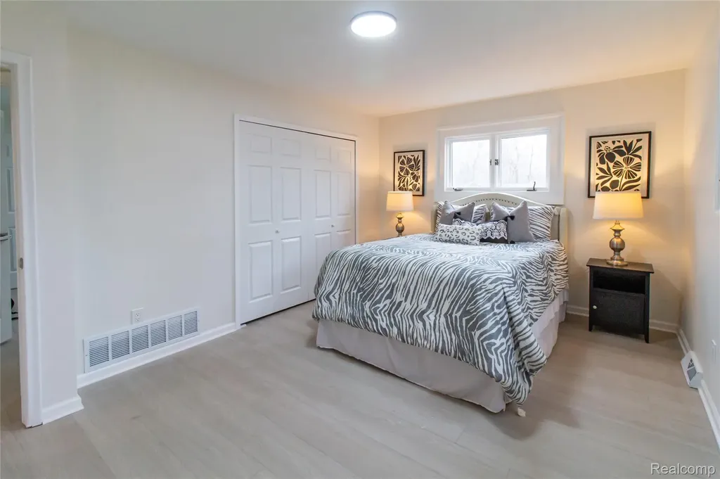 23106 Springbrook Drive Farmington Hills City MI 48336