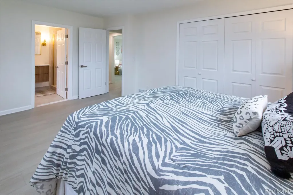 23106 Springbrook Drive Farmington Hills City MI 48336