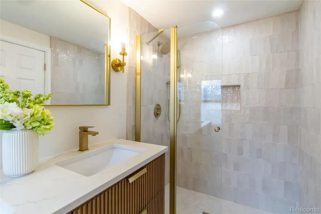 23106 Springbrook Drive Farmington Hills City MI 48336