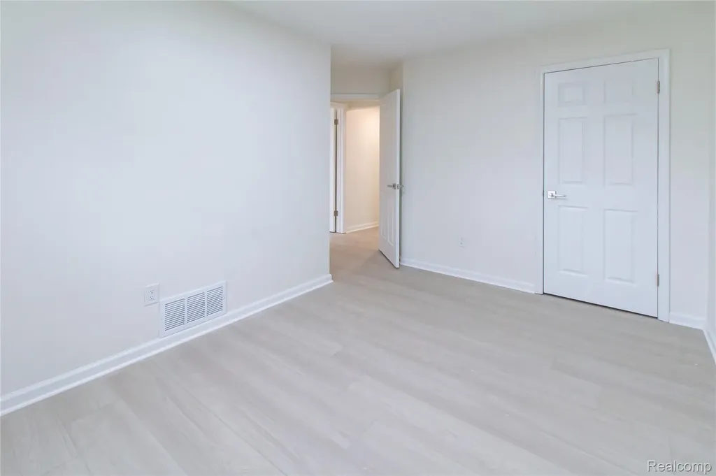 23106 Springbrook Drive Farmington Hills City MI 48336
