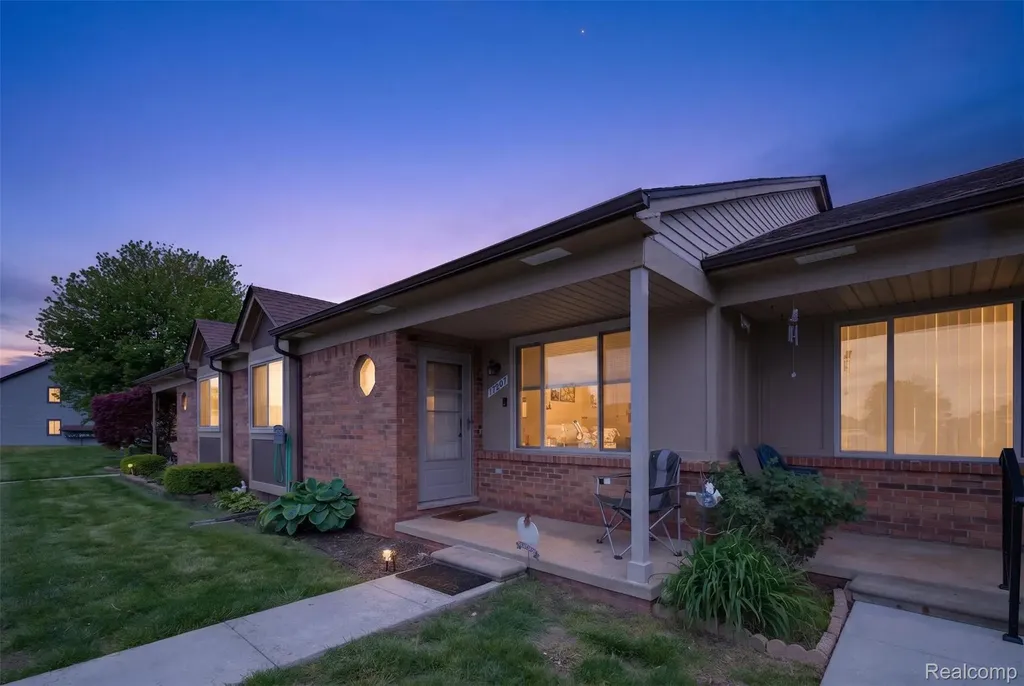17207 Kingsbrooke Drive Clinton Charter Township MI 48038