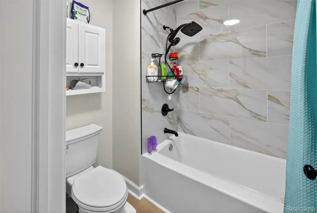 17207 Kingsbrooke Drive Clinton Charter Township MI 48038