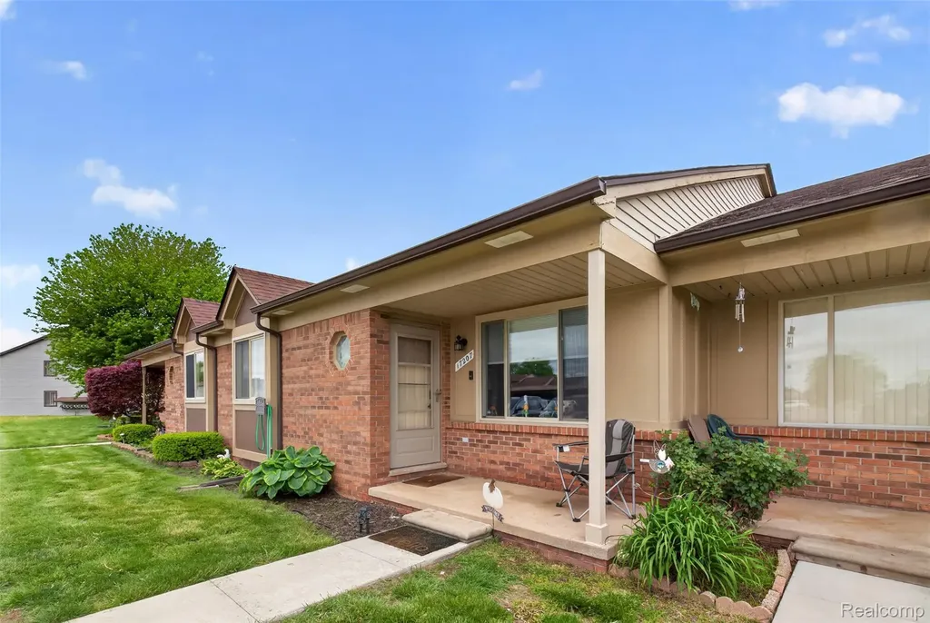 17207 Kingsbrooke Drive Clinton Charter Township MI 48038