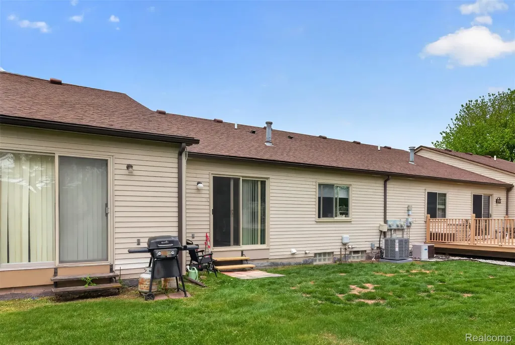 17207 Kingsbrooke Drive Clinton Charter Township MI 48038