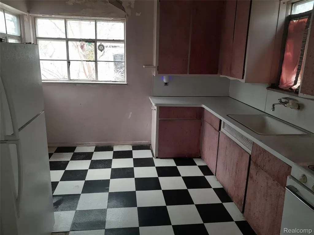 2597 W 8 Mile Road Detroit City MI 48221