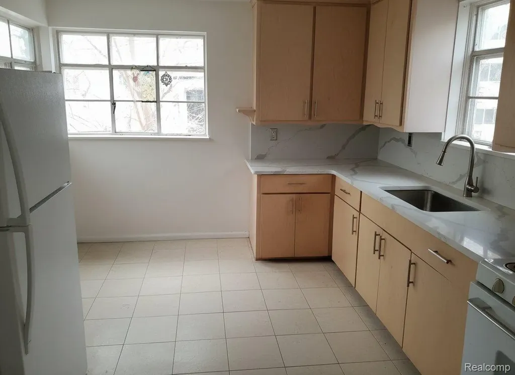 2597 W 8 Mile Road Detroit City MI 48221