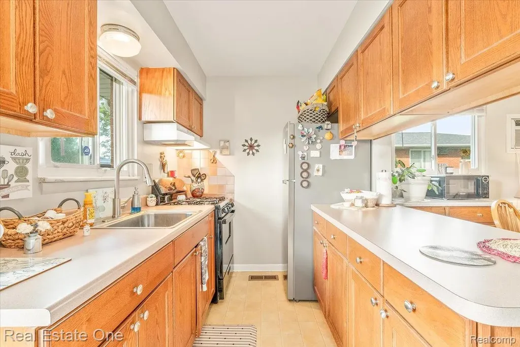 30624 Krauter Street Garden City City MI 48135