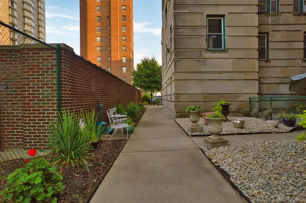 8120 E Jefferson Avenue Detroit City MI 48214