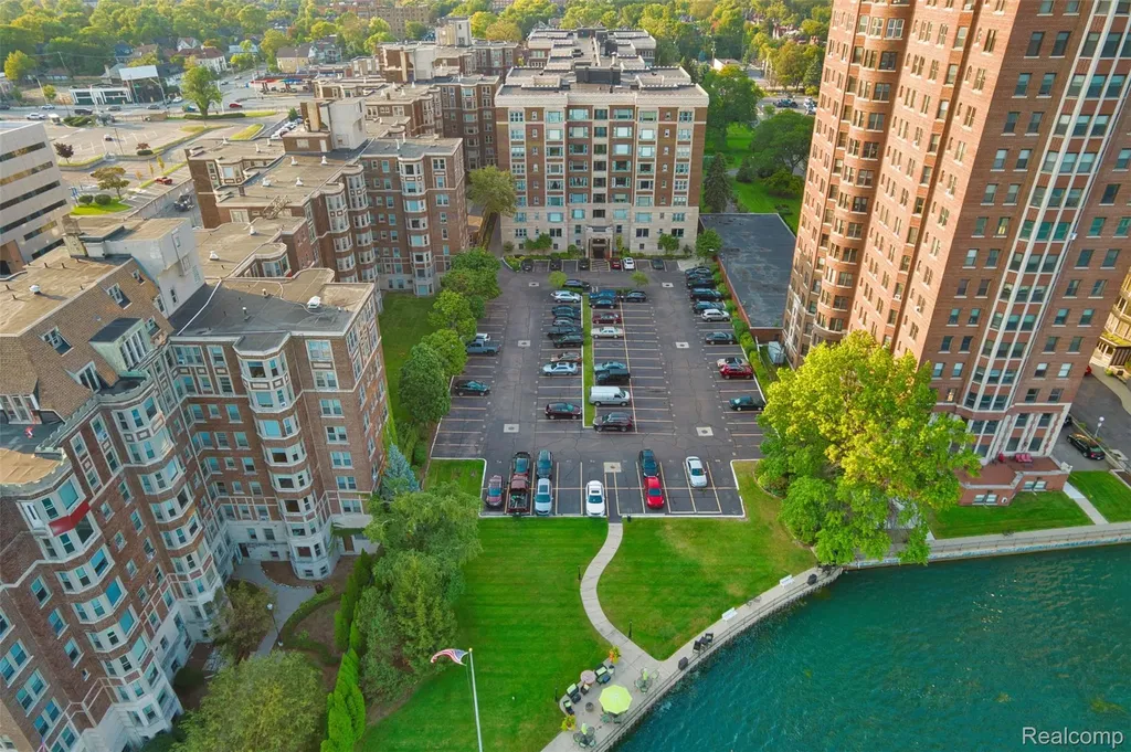 8120 E Jefferson Avenue Detroit City MI 48214