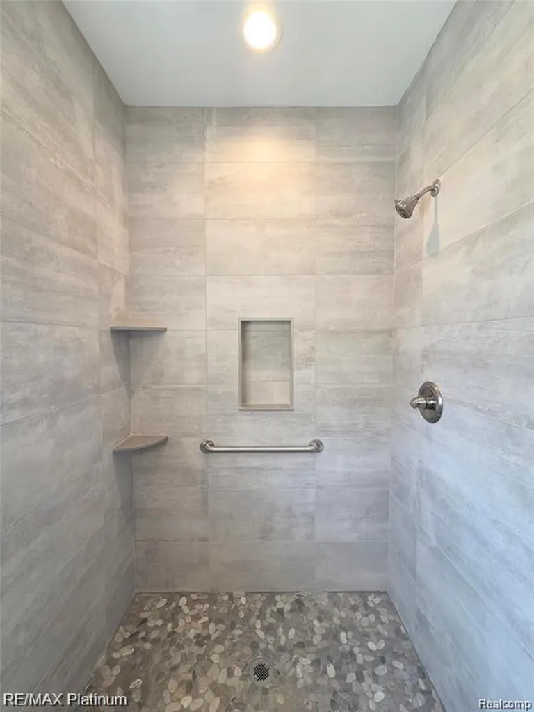 830 Oakwood Circle Fenton City MI 48430