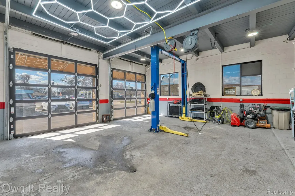 17120 Ecorse Road Allen Park City MI 48101