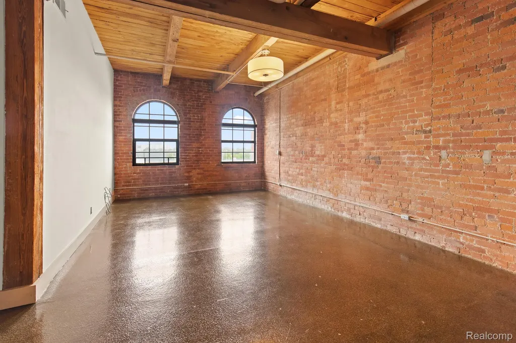 6533 E Jefferson Avenue Detroit City MI 48207
