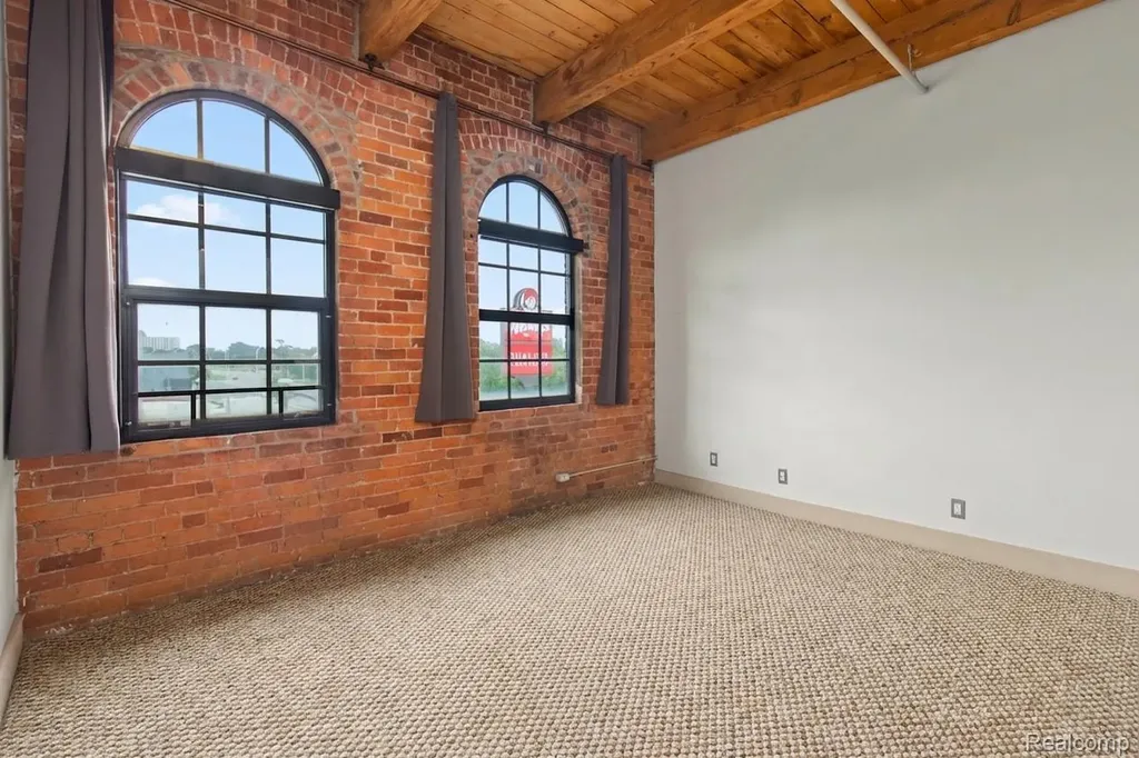 6533 E Jefferson Avenue Detroit City MI 48207