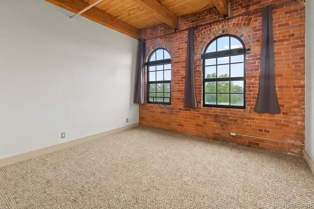 6533 E Jefferson Avenue Detroit City MI 48207