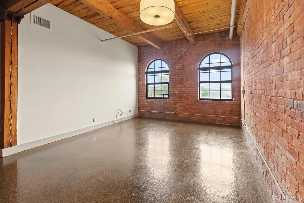 6533 E Jefferson Avenue Detroit City MI 48207