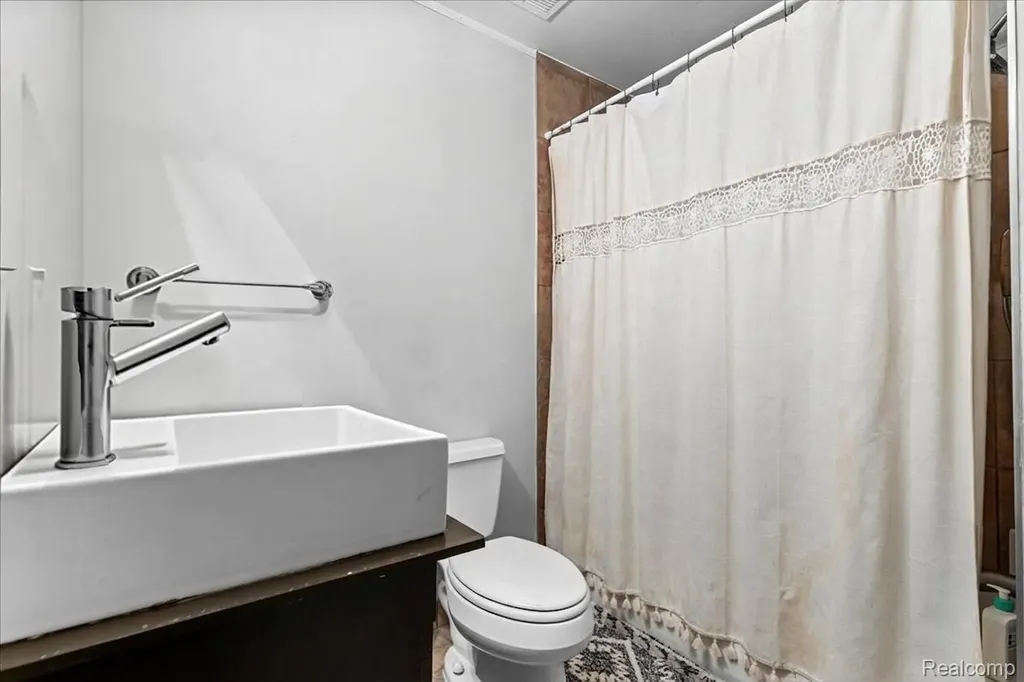 6533 E Jefferson Avenue Detroit City MI 48207