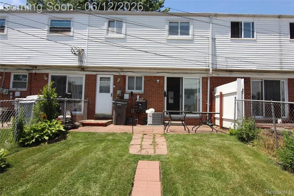 20165 Merle Court Clinton Charter Township MI 48035