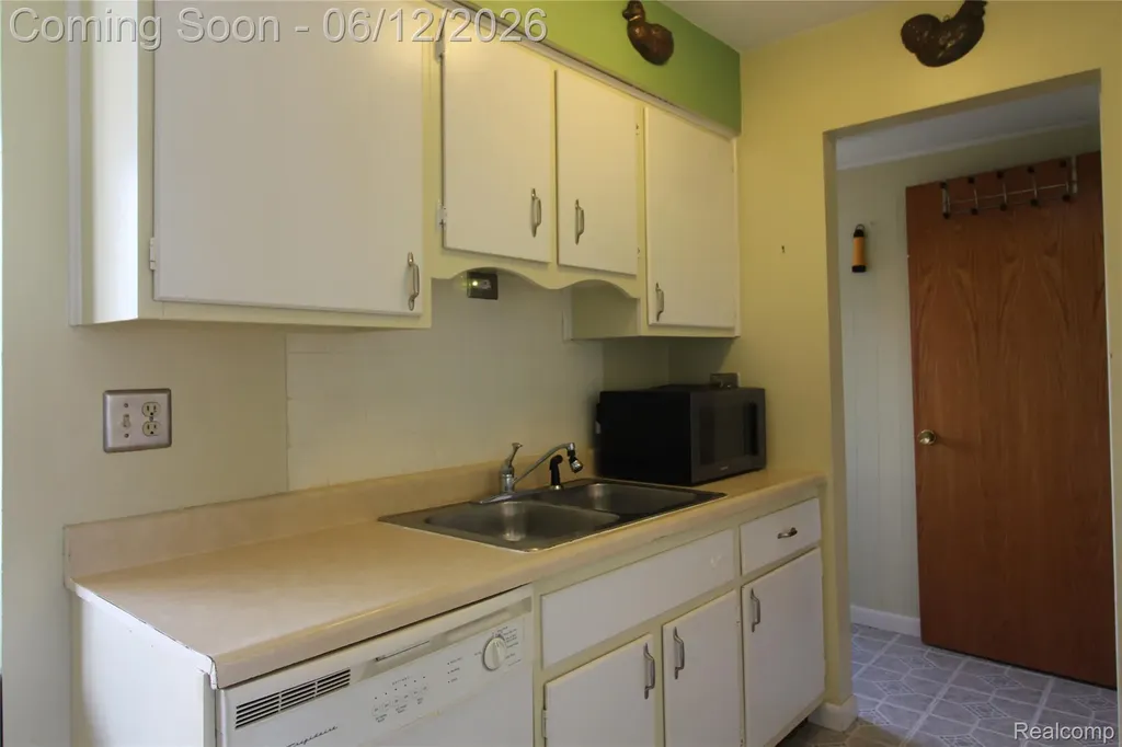 20165 Merle Court Clinton Charter Township MI 48035