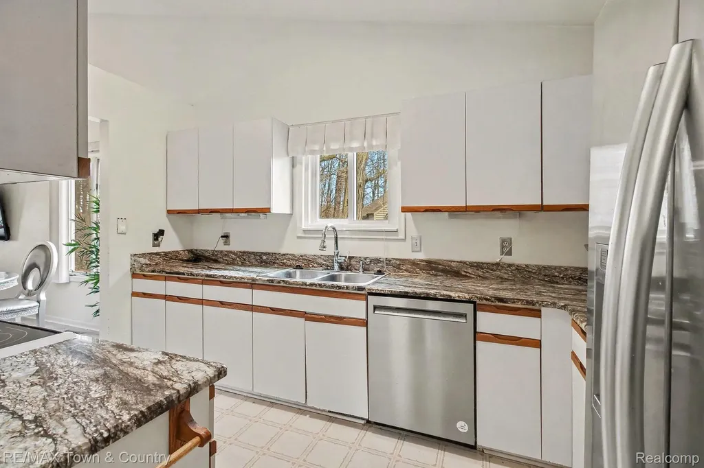 2442 Valley Oaks Circle Flint Charter Township MI 48532