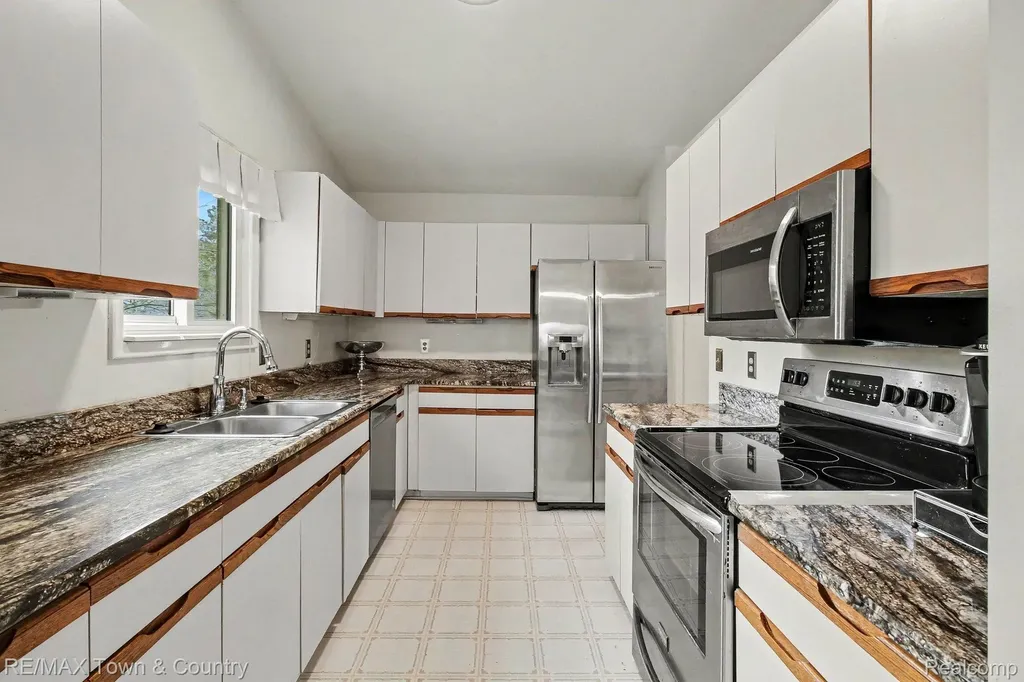 2442 Valley Oaks Circle Flint Charter Township MI 48532