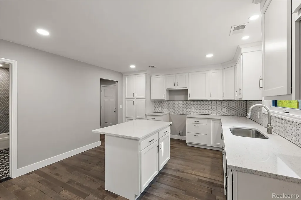 5771 Gratiot Avenue St. Clair Township MI 48079