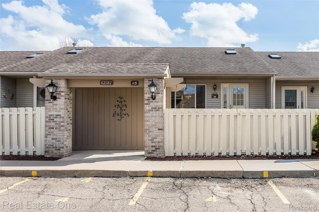 62181 Arlington Circle South Lyon City MI 48178