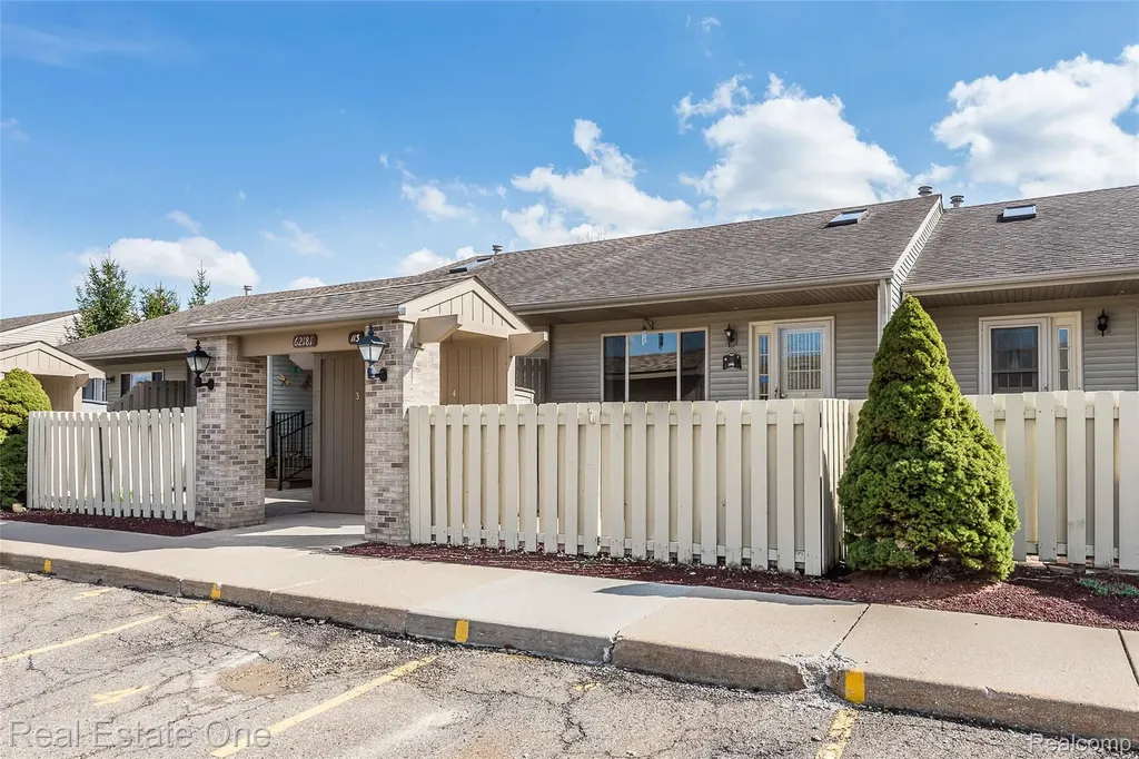 62181 Arlington Circle South Lyon City MI 48178