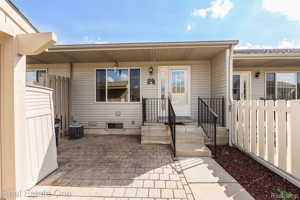 62181 Arlington Circle South Lyon City MI 48178