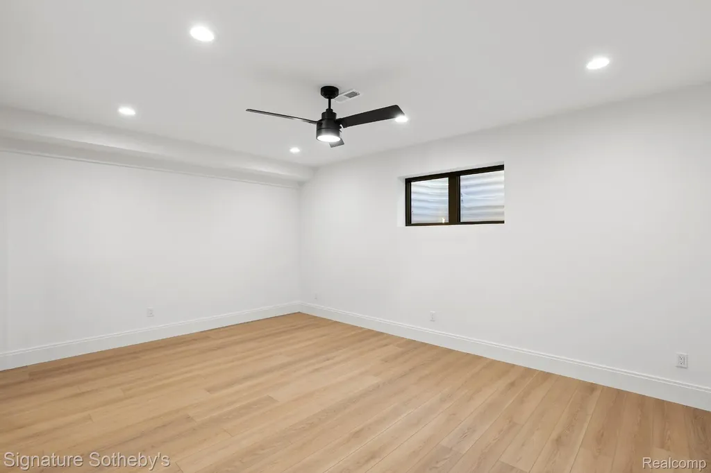 1094 Lincoln Court Birmingham City MI 48009