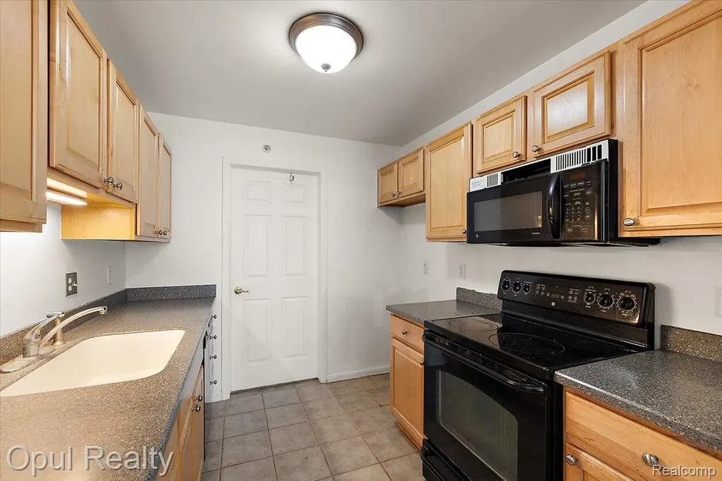 28263 Oakmonte Circle Lyon Charter Township MI 48165