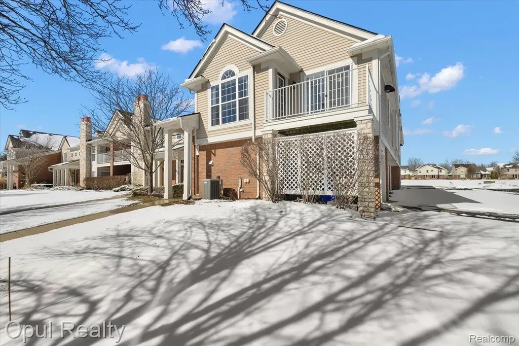 28263 Oakmonte Circle Lyon Charter Township MI 48165