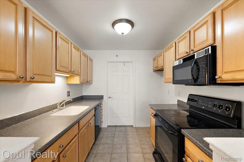 28263 Oakmonte Circle Lyon Charter Township MI 48165