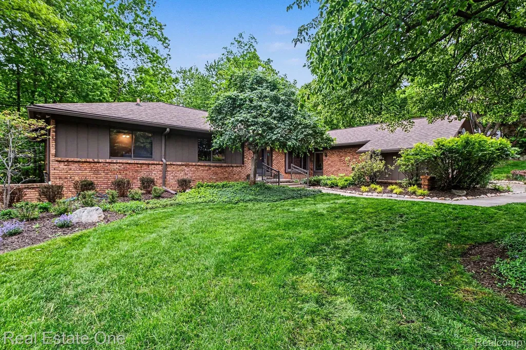 4757 Hardwoods Drive West Bloomfield Charter Township MI 48323