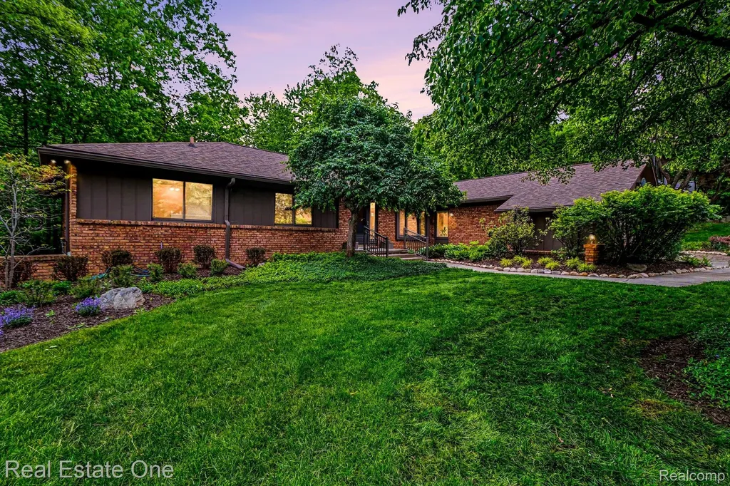 4757 Hardwoods Drive West Bloomfield Charter Township MI 48323