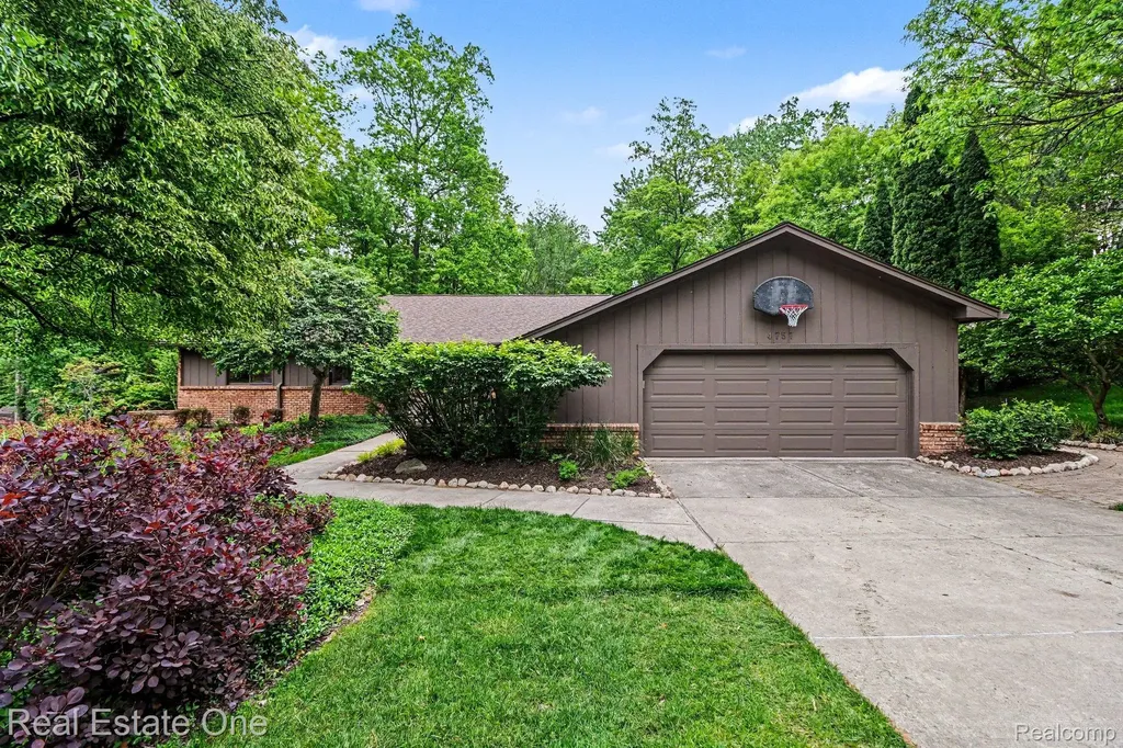 4757 Hardwoods Drive West Bloomfield Charter Township MI 48323