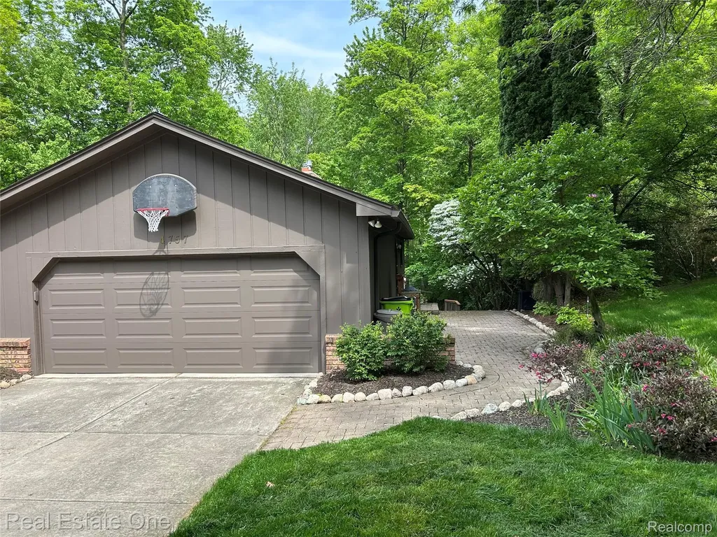 4757 Hardwoods Drive West Bloomfield Charter Township MI 48323