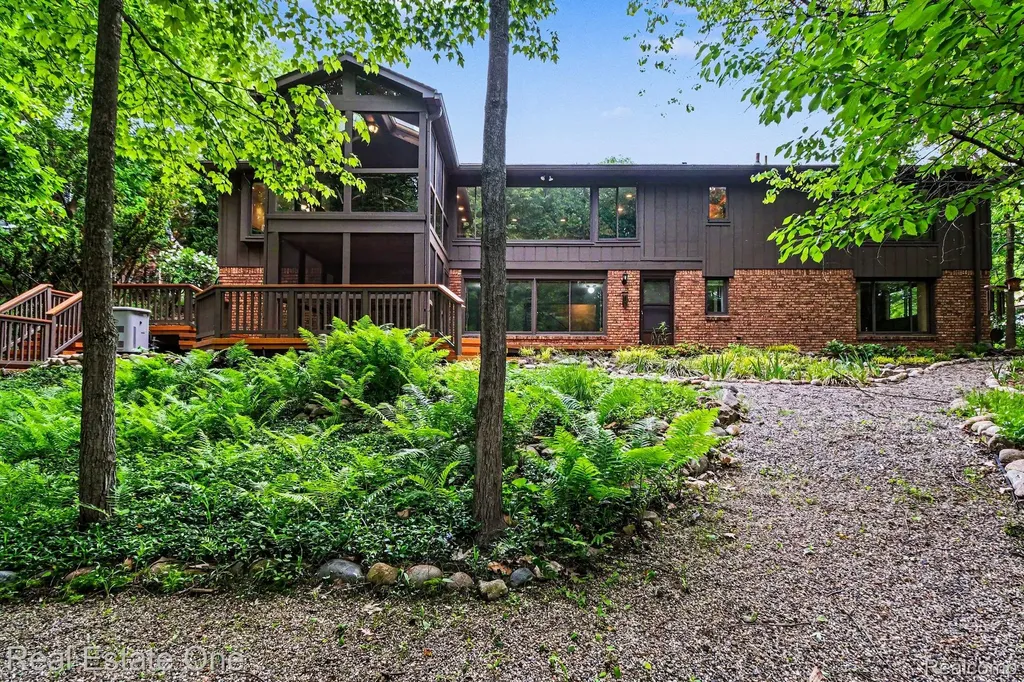 4757 Hardwoods Drive West Bloomfield Charter Township MI 48323