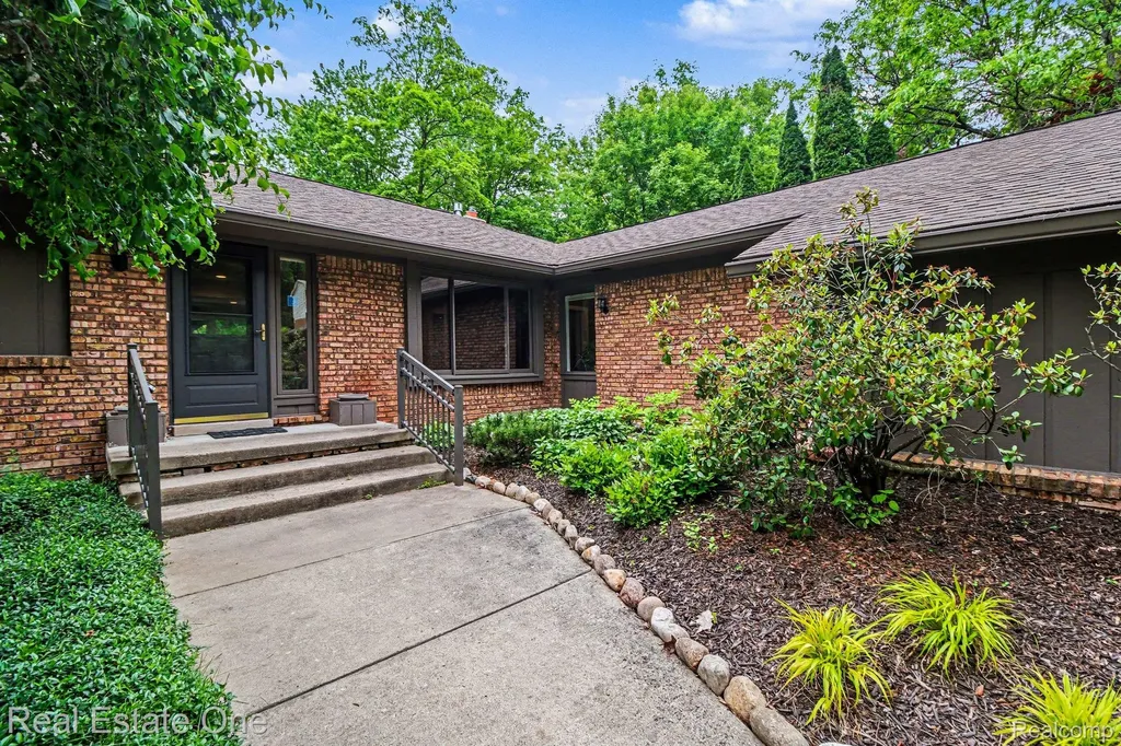4757 Hardwoods Drive West Bloomfield Charter Township MI 48323