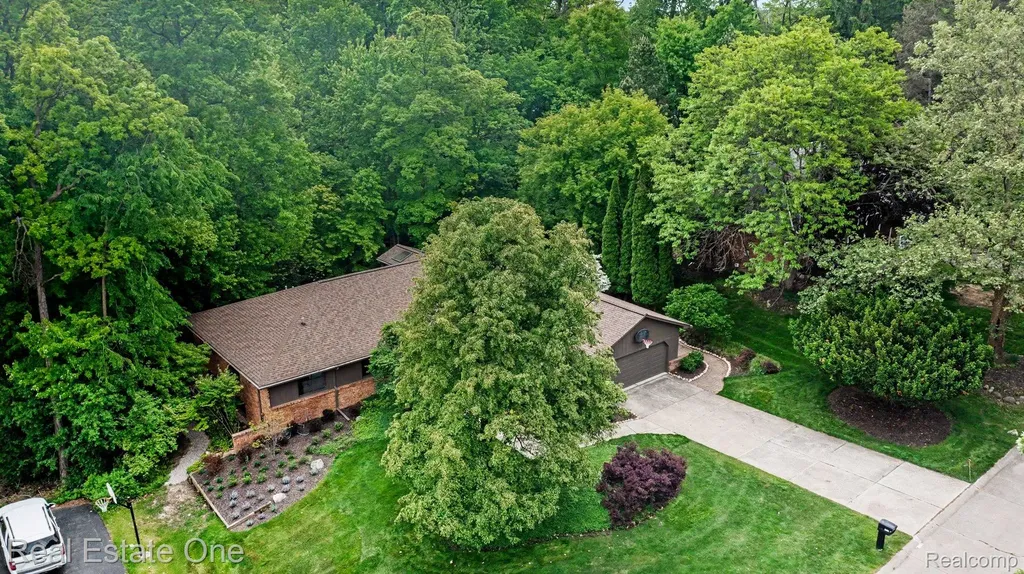 4757 Hardwoods Drive West Bloomfield Charter Township MI 48323