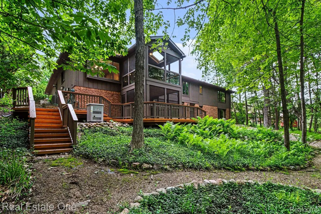 4757 Hardwoods Drive West Bloomfield Charter Township MI 48323