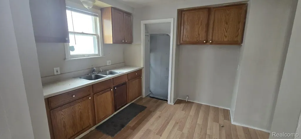 19611 Albion Street Detroit City MI 48234