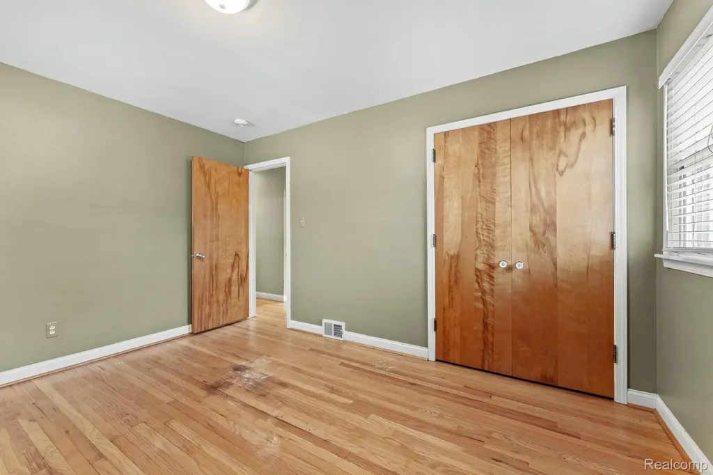 15629 Oceana Avenue Allen Park City MI 48101