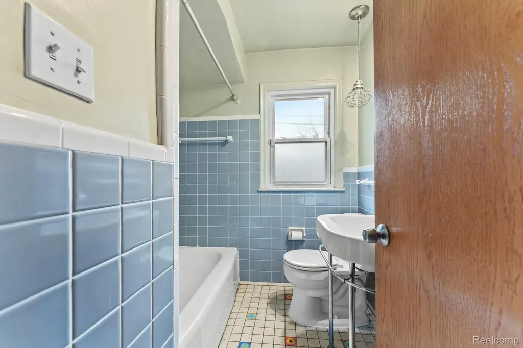 15629 Oceana Avenue Allen Park City MI 48101